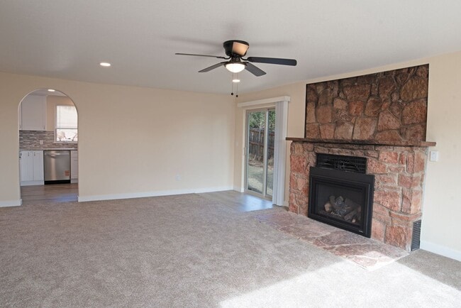 Building Photo - Fully Updated 2 Bed 1 Bath in Woodland Park!