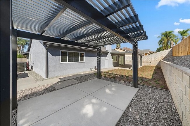 Building Photo - Riverside