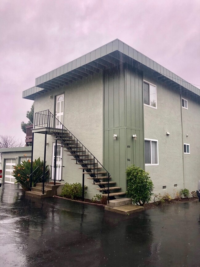 Building Photo - Lease break: Single Story Duplex