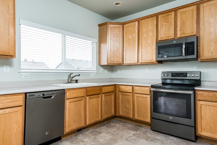 Building Photo - Spacious 3BR Home with Loft & Deck – 15 Mi...
