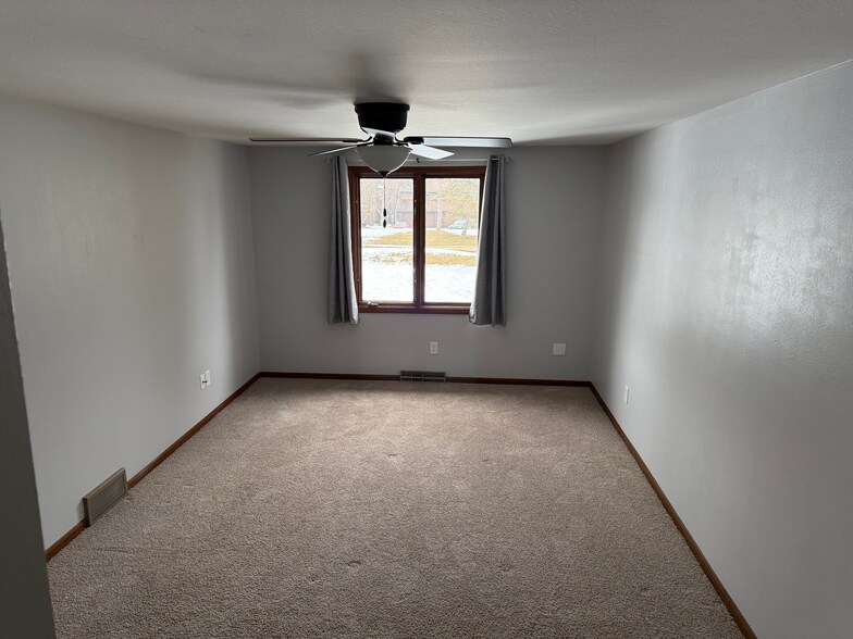 Master Bed - 1170 Bernath Pky