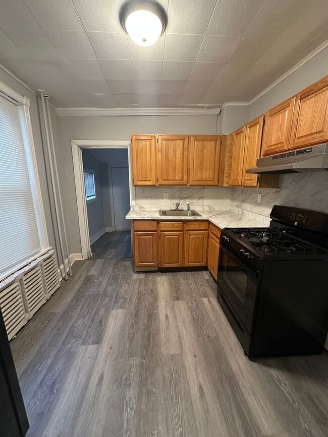 Building Photo - 3 Bed, 1 bath rowhome available!