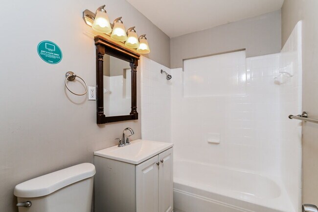 Building Photo - 100 Apache St