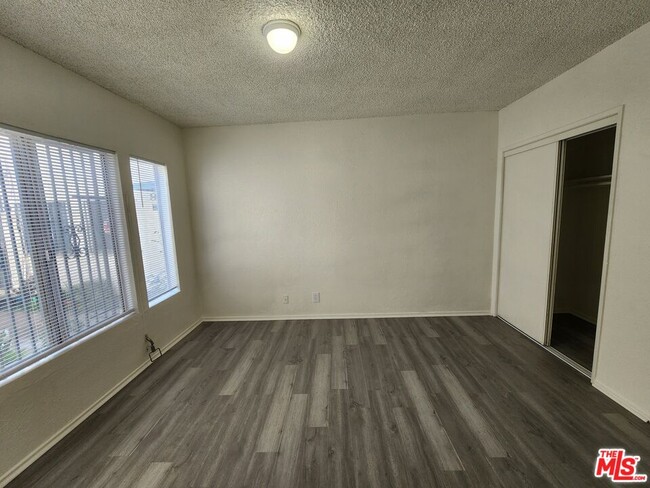 Building Photo - 534 W 47th St