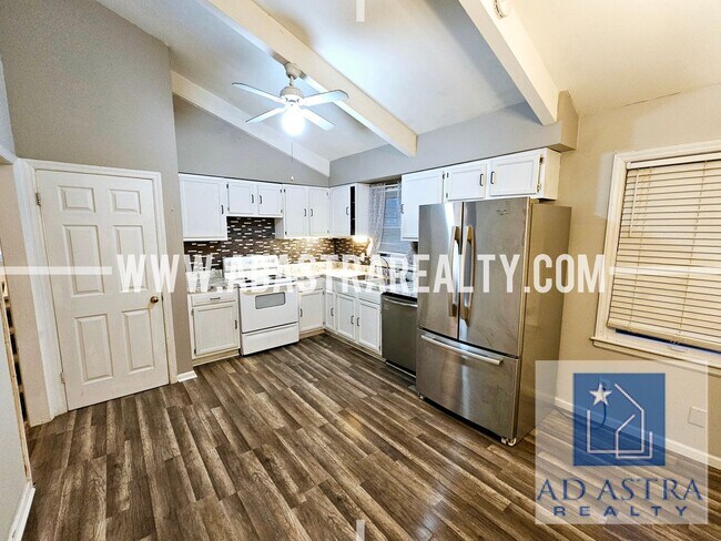 Building Photo - Open 3 Bed 2 Bath Home KCMO!!-Available NOW!!