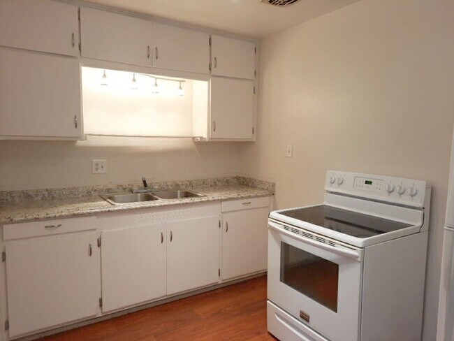 Building Photo - 560 Estancia Dr NW