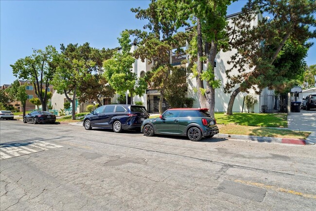 Building Photo - Beautiful Glendale Apartment!