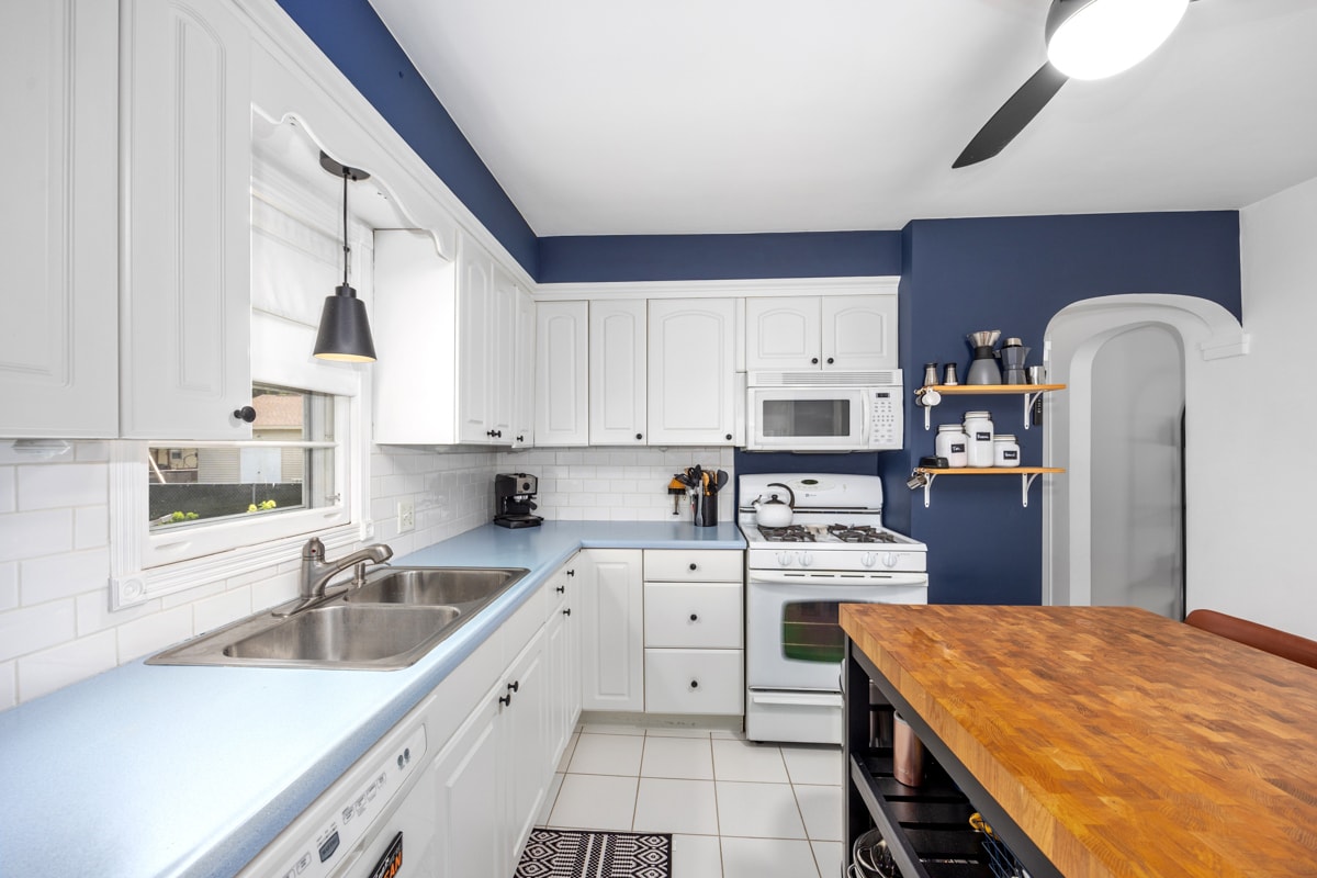 Kitchen and dining - 507 Fontenelle St SE
