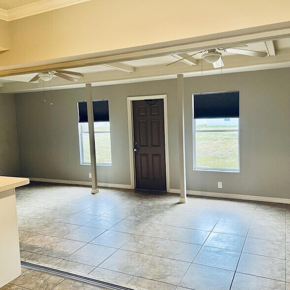 Building Photo - 530 SW Prima Vista Blvd