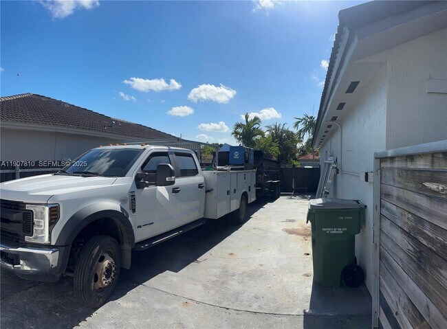 Building Photo - 709 SE 13th Terrace