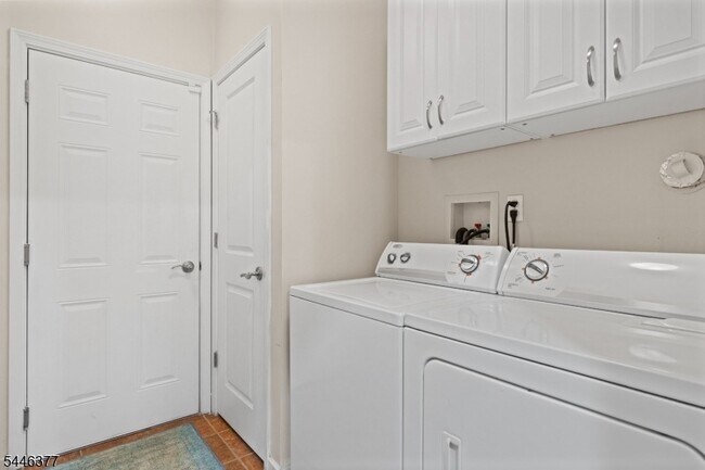 Building Photo - 407 River Place