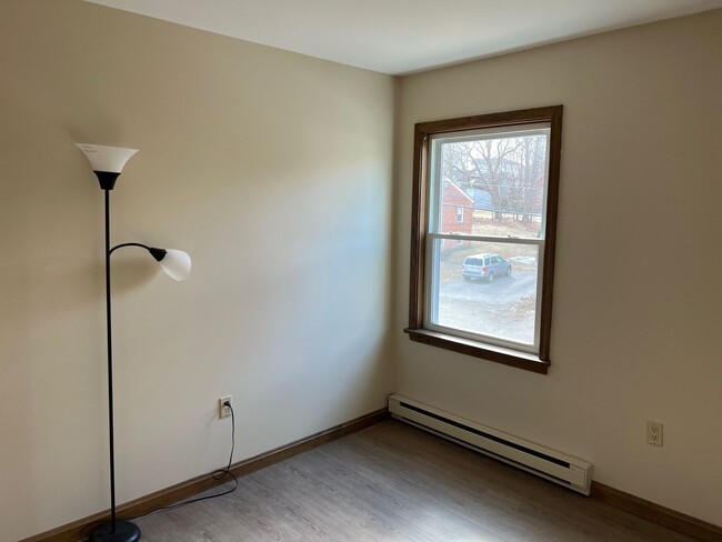 Building Photo - Newly Renovated Spacious 3 Bedroom Townhou...