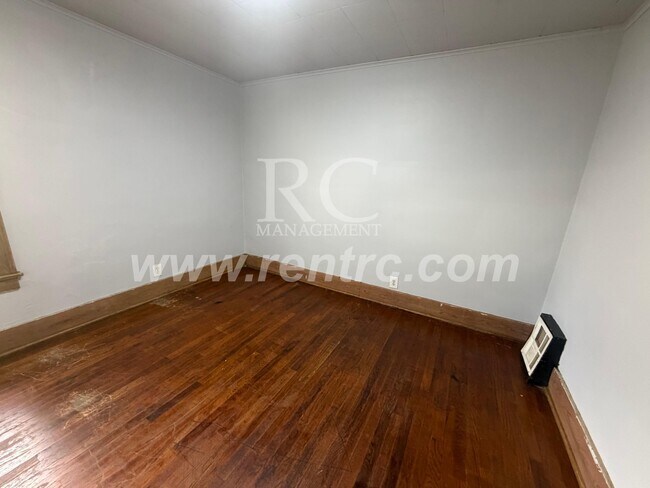 Building Photo - 7 Fairweight-