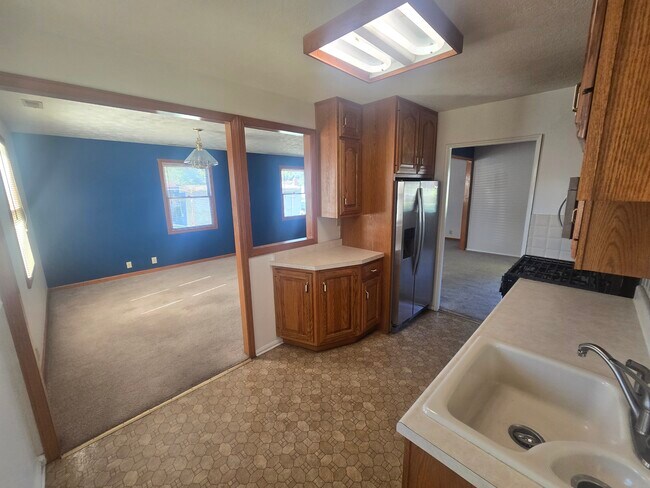 Building Photo - 835 E Edwards Ave