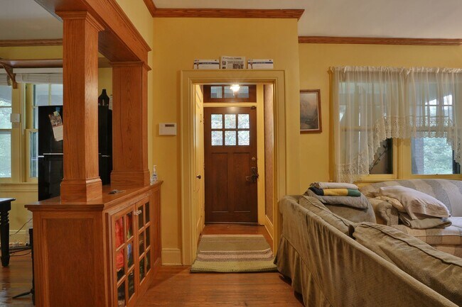 Building Photo - Highly Sought After OSU 6 Bedroom House Iuka Ravine with 2 new bathrooms and free off-street parking