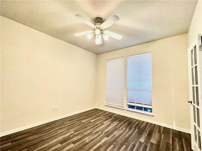 Building Photo - 906 Mesquite Hollow Pl