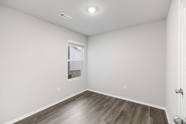 Building Photo - 6608 NW Vandergriff St
