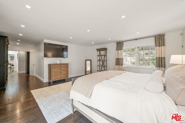 Building Photo - 9023 Alto Cedro Dr