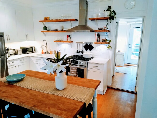 Modern Kitchen - 2112 E York St