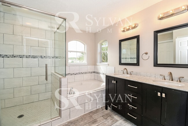 Building Photo - Welcome home to this stunning 4 bedroom, 3 bathroom home!