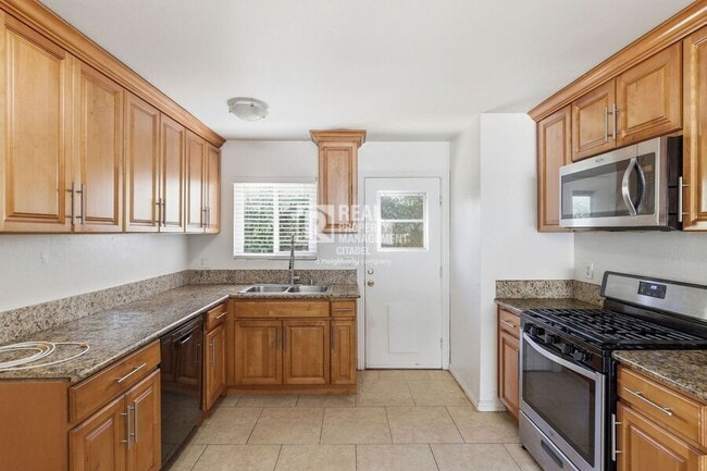 Building Photo - 186 E 21st St