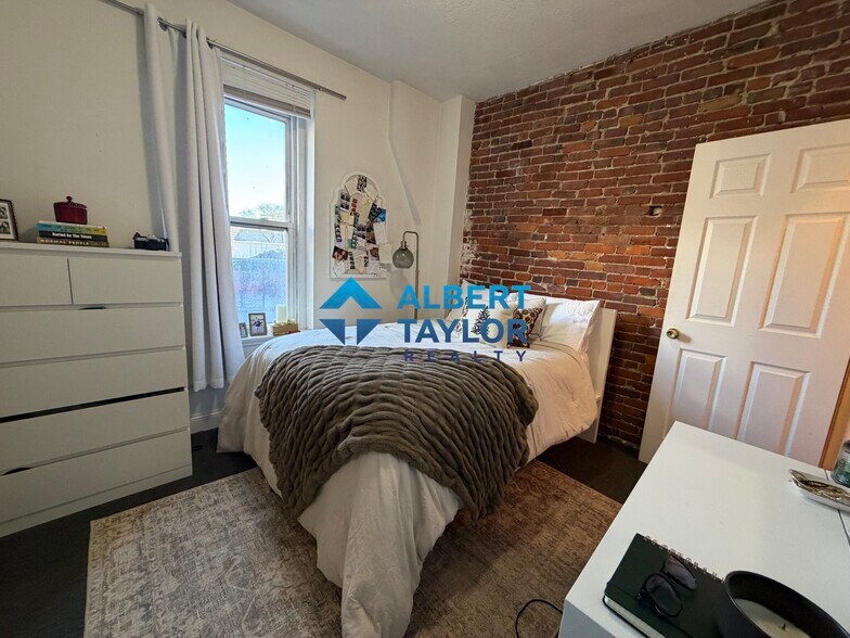 Building Photo - 210 Hemenway St