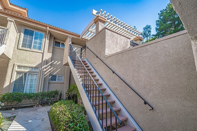 Building Photo - COMING SOON! 1 Bedroom Condo for Rent in V...