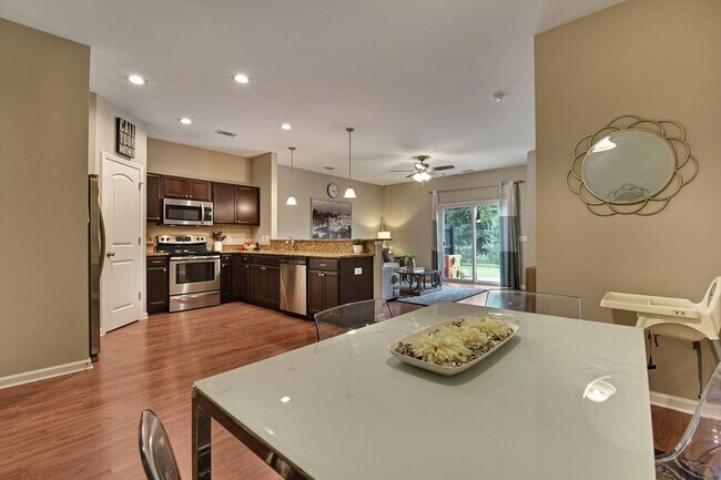 Building Photo - 3 Bedroom Townhouse