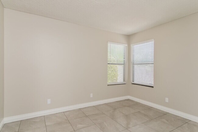 Building Photo - 2058 Waverly Cir