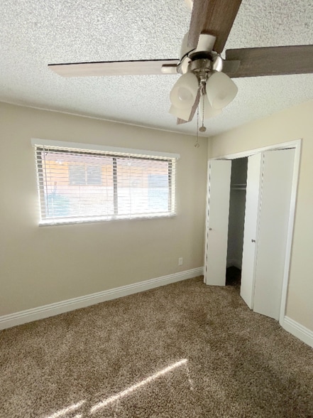 Building Photo - 831 S Oaks Ave