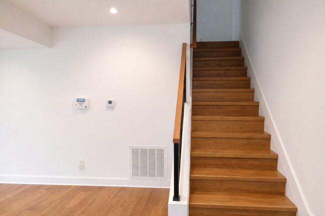 Building Photo - 727 Quebec Place NW