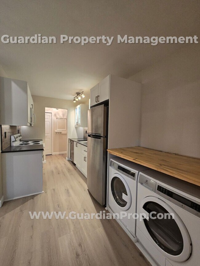 Building Photo - Move-in special! Reduced security deposit....