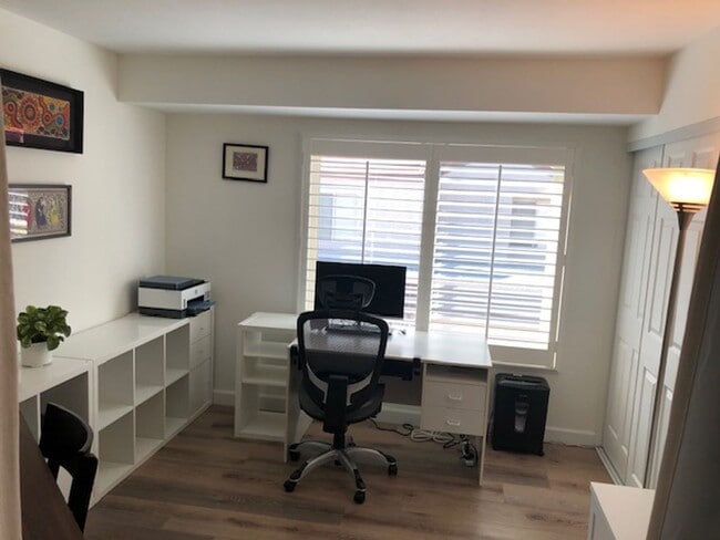Building Photo - 2 bedroom, 1 bath townhome in great location
