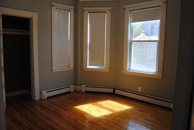 Building Photo - 137 Belmont St