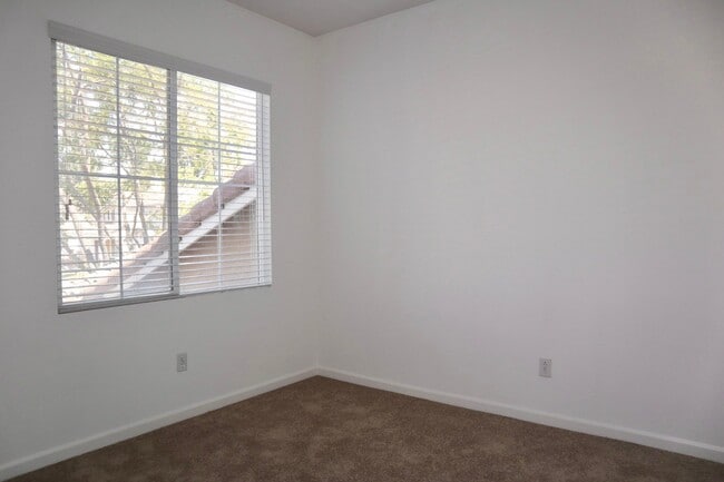 Building Photo - FRESH & BRIGHT 3 BEDROOM GEM IN PRIME LOCA...