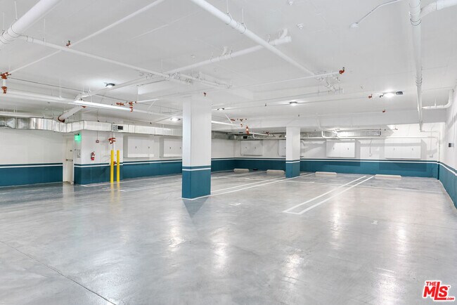 Building Photo - 250 N Crescent Dr