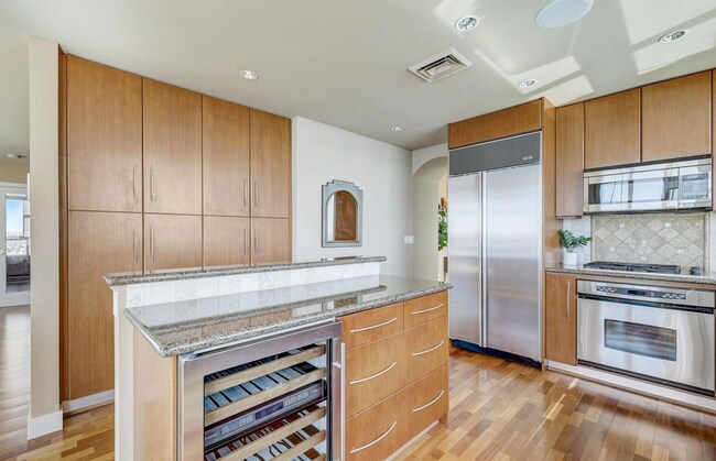 Building Photo - 700 W Harbor Dr