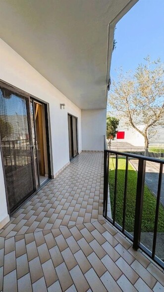 Building Photo - 1820 W 53rd St