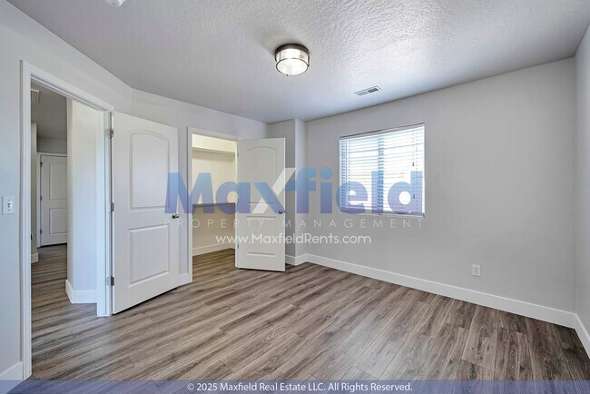 Building Photo - Golf Course Townhouse 3 BD 2.5 BA 2 GA w/ ...