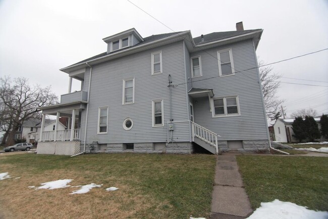 Building Photo - 1428 Main St
