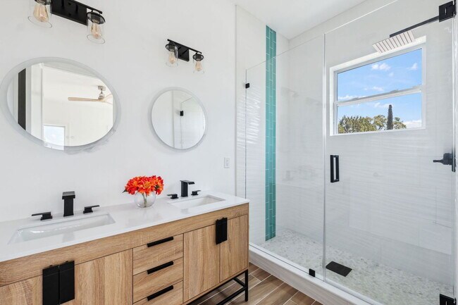 Building Photo - 8622 Inwood Dr