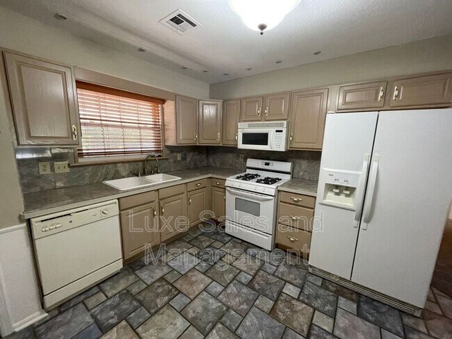 Building Photo - 1116 Harrington Dr
