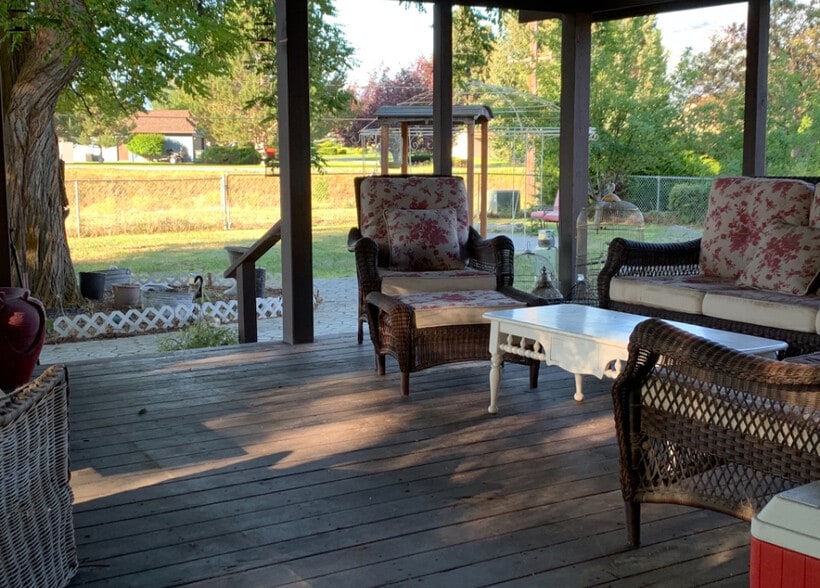 Large covered porch - 202 Hillcrest Dr