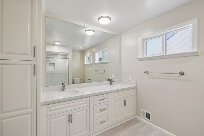 Building Photo - Luxury Apartment Available in gated Community downtown Palo Alto!