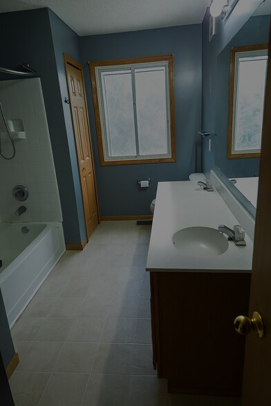 Upstairs bathroom - 13040 Europa Trail Way N