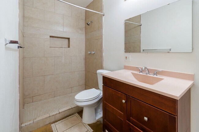 Building Photo - Private Home Steps away from U of A Campus!