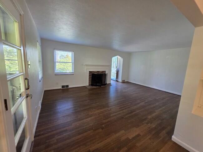 Building Photo - 300 Maxwell Dr