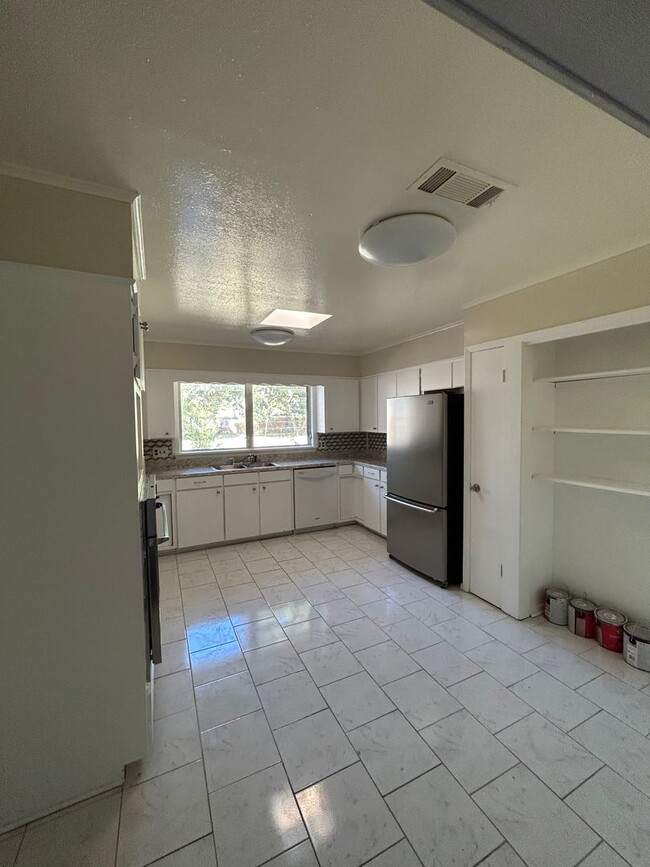 Building Photo - Century21Rental