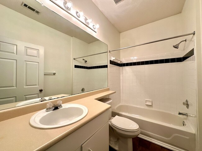 Building Photo - 2 Bedroom, 2 Bath Condo in Southampton Poi...