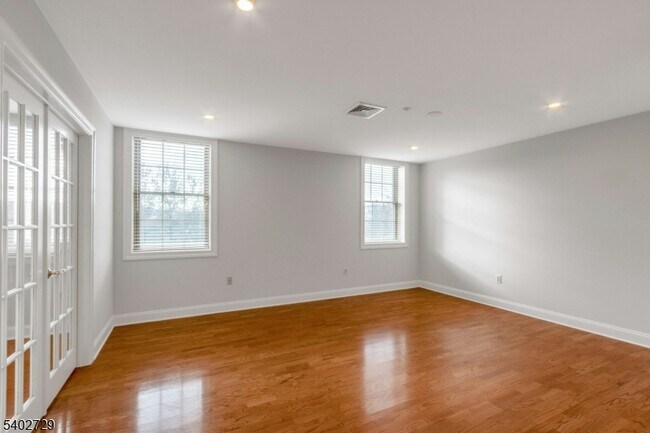 Building Photo - 5401 Rio Vista Dr